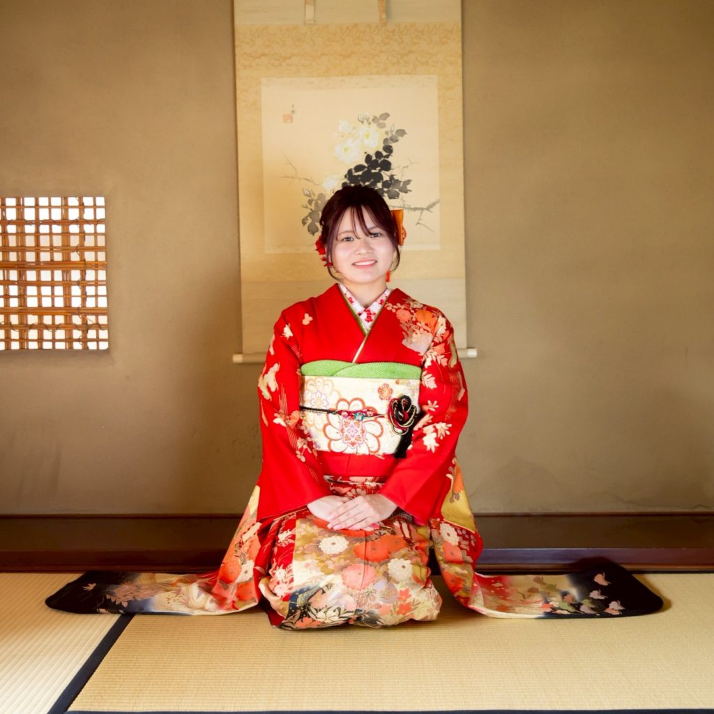 赤色のママ振袖を着た女性