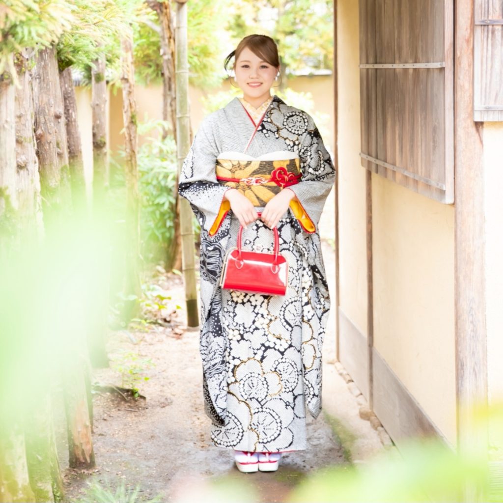 総絞りの黒色のママ振袖を着た女性