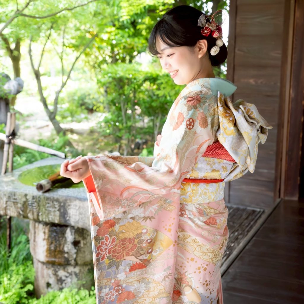 水色のママ振袖を着た女性