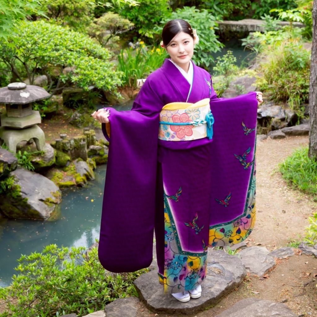 紫色のママ振袖を着た女性