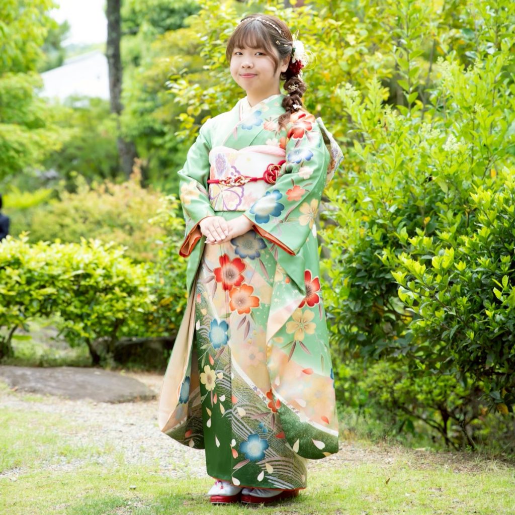 緑色のママ振袖を着た女性