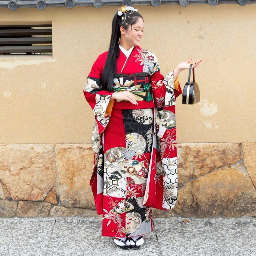 赤の振袖に黒い帯をコーディネート