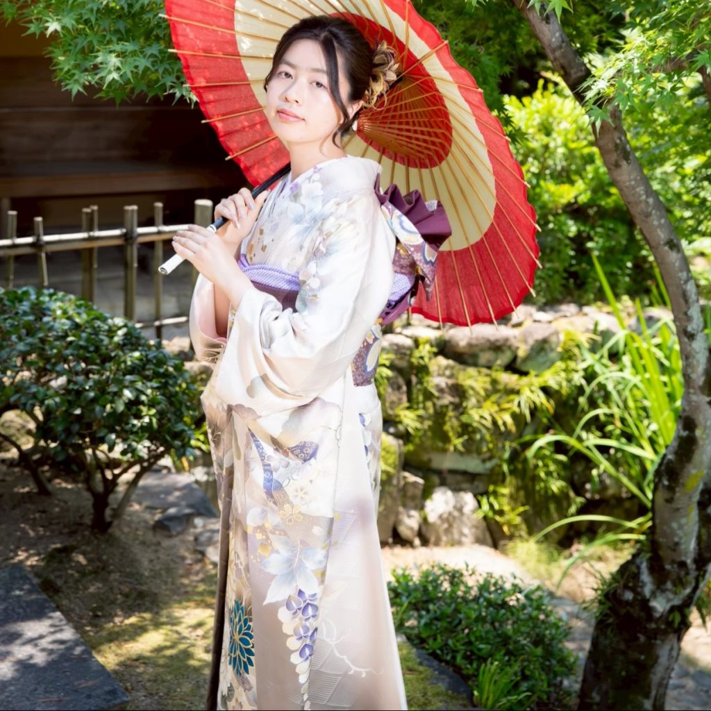 アイボリーの振袖を着た女性