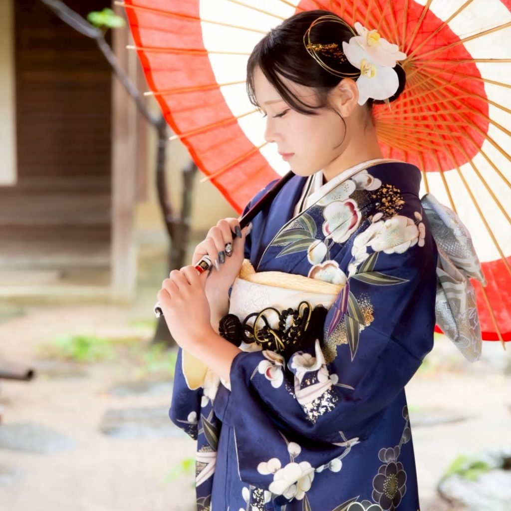 紺色の振袖を着た女性