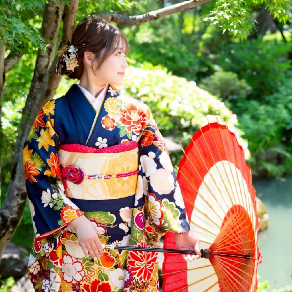 紺色の振袖を着た女性