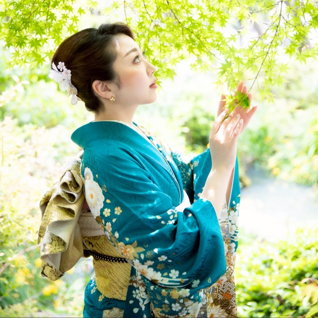 ブルーグリーンの振袖を着た女性
