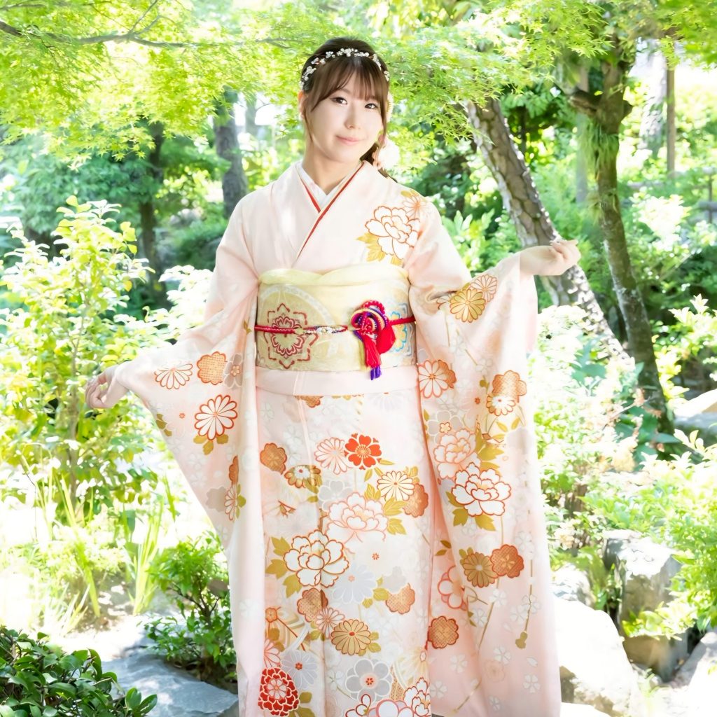 ピンクの振袖を着た女性
