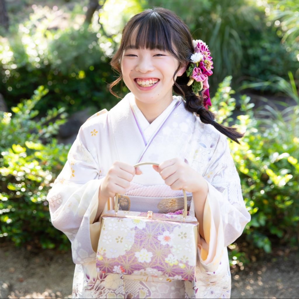 くすみカラーの振袖を着た女性