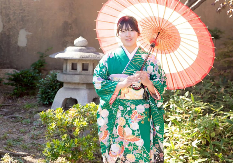 緑の振袖を着たお嬢様