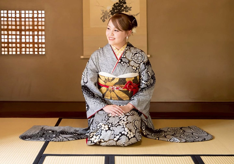 黒の振袖を着たお嬢様