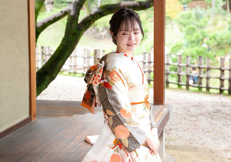 白い振袖を着たお嬢様