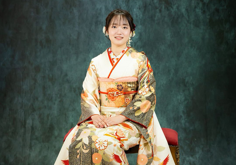 白の振袖を着たお嬢様