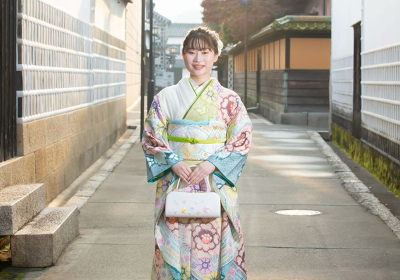 白にレトロ柄の振袖を着たお嬢様