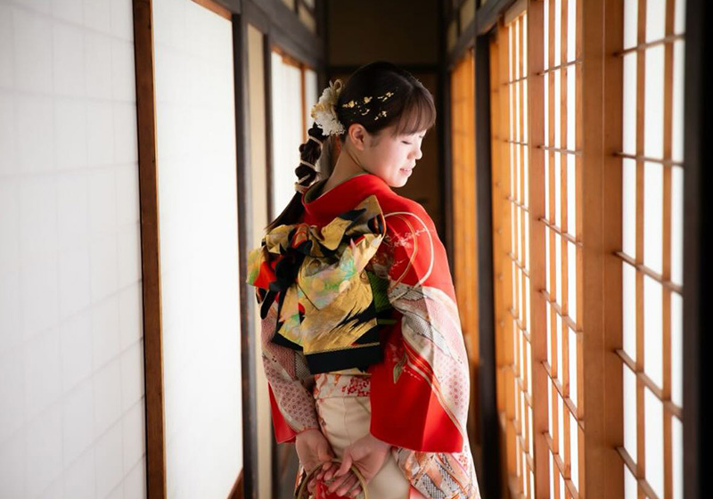 赤い振袖を着たお嬢様