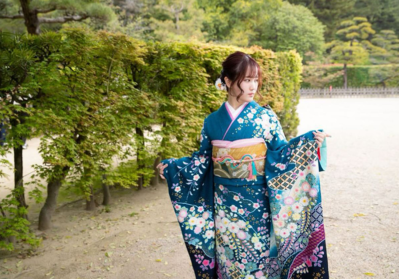 青い振袖を着たお嬢様