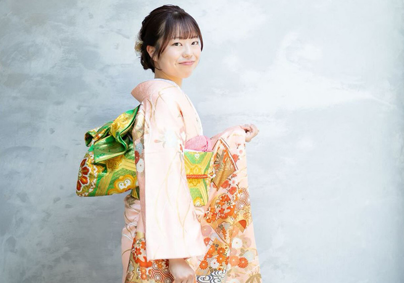 ピンクの振袖を着たお嬢様